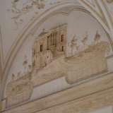 ...le cui lunette sono ornate con bassorilievi rappresentanti sontuose ville padronali